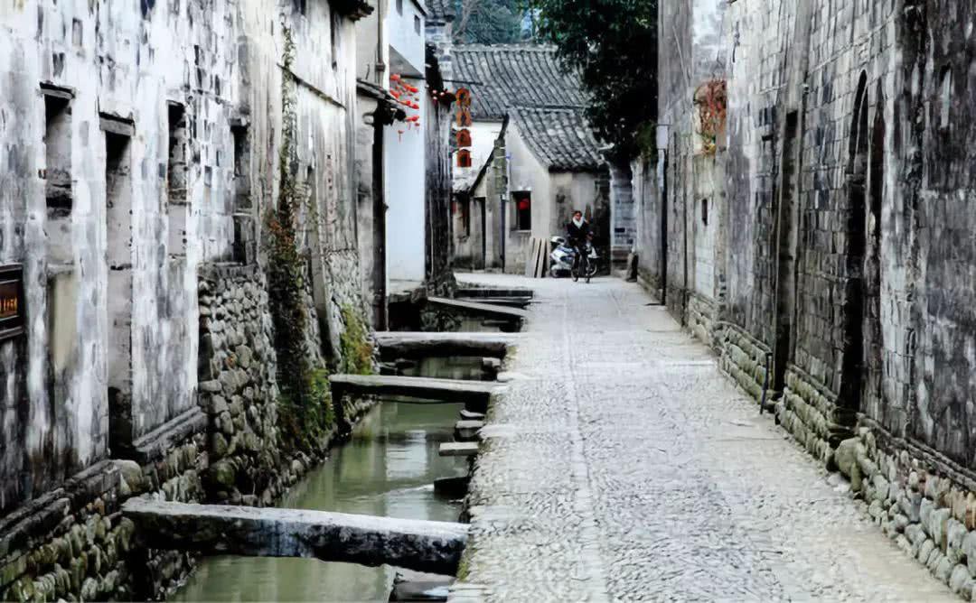 铅笔裤和小脚裤有什么区别？哪种裤子更百搭一点？游戏画面