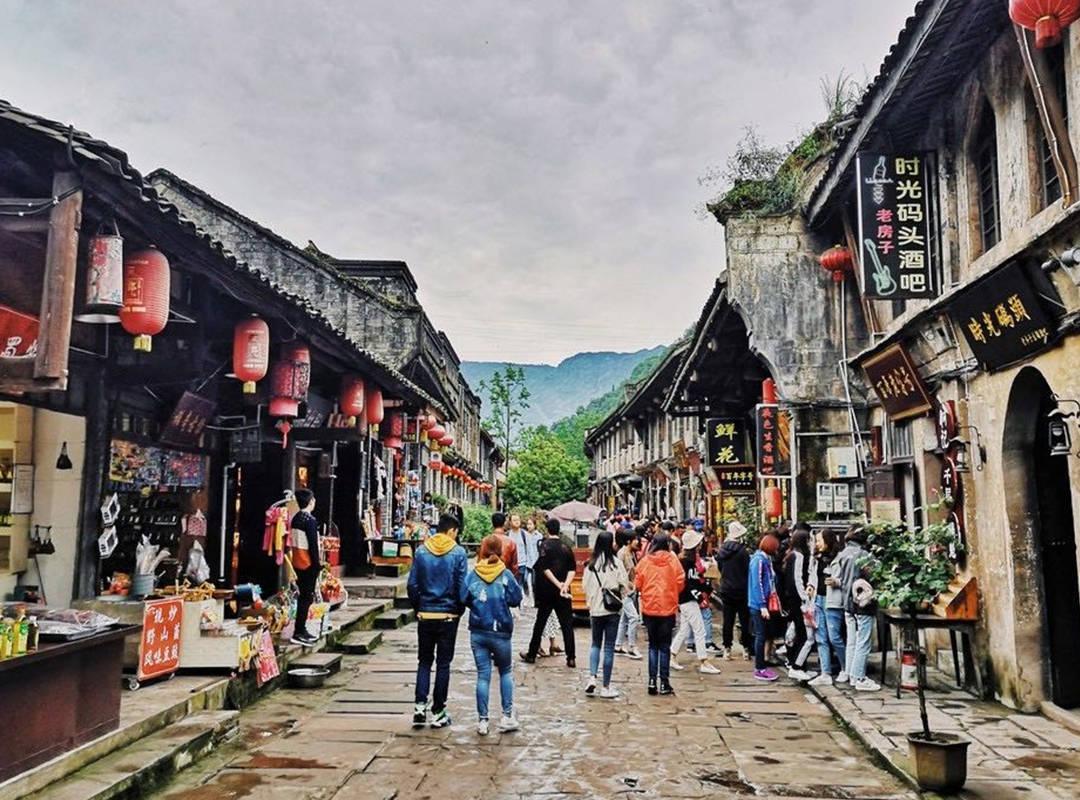一楼业主霸占公共绿地 竟用铁栏杆圈起来修花园!