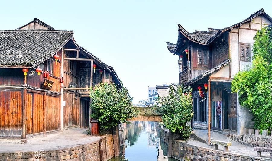 飞跃沙丘的小球